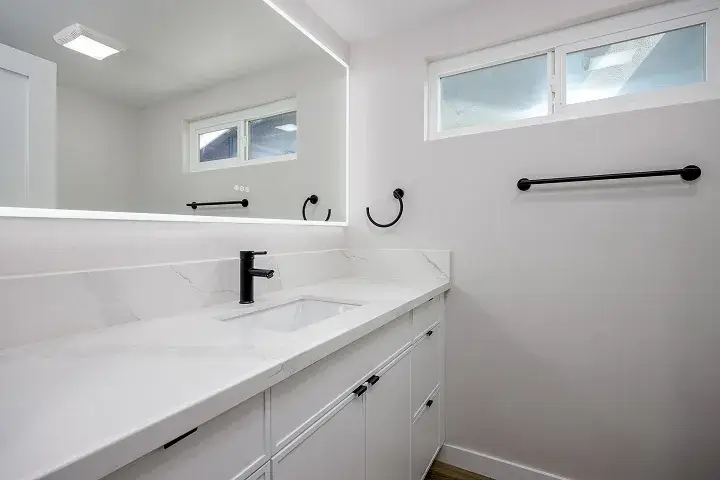 Mobile Photo of 4BR / 2BA